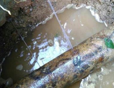 天河楼顶渗水维修公司分享下地暖漏水的原因及检测方法。